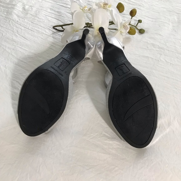 FIONI NIGHT 4 inch high heels, silver, size 7.5, single use. - Picture 4 of 9